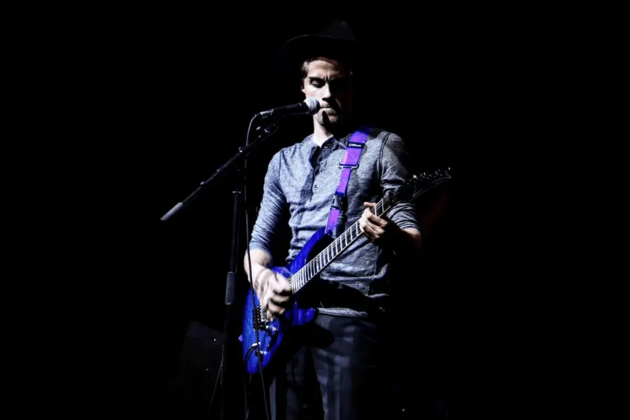David Mu&ntilde;oz en presentaci&oacute;n junto a su guitarra. Foto: cortes&iacute;a.