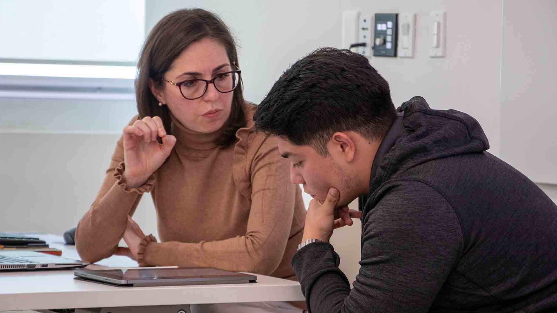 La profesora Silvia Cano en su labor diaria