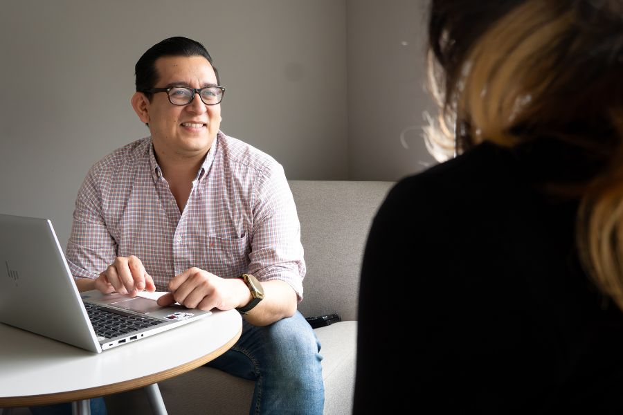 Mentor acad&eacute;mico del campus Monterrey asesorando a estudiante