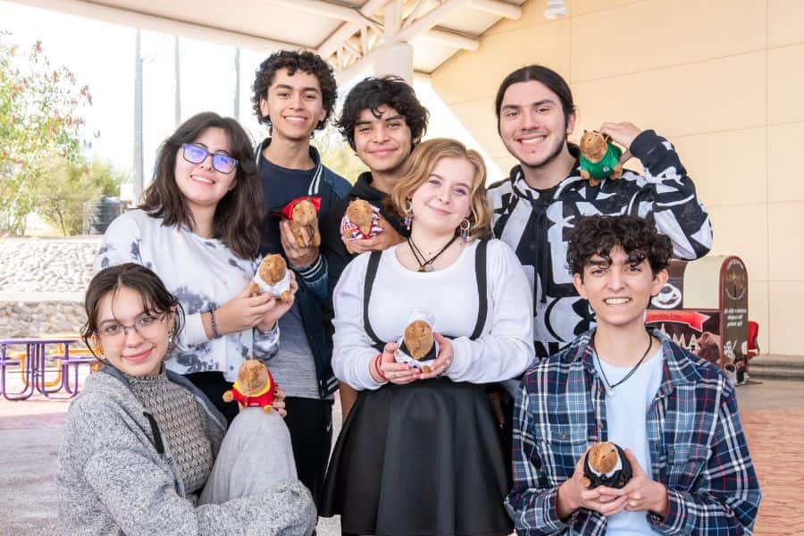 Estudiantes de PrepaTec Sonora Norte posando con mercancia de mercadito capibara.