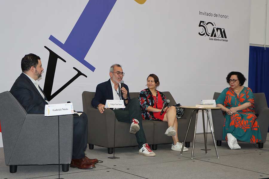 Gabriel Nieto, Edgar San Juan, Verónica Triana y Erika Avila compartieron sus experiencias en el foro las Mil formas del libro.