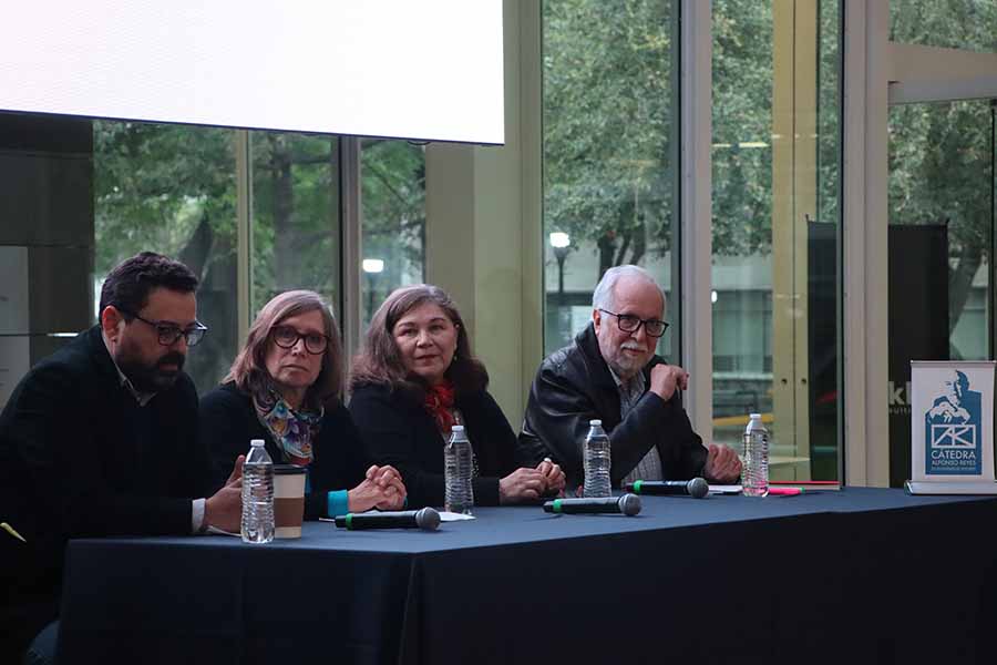 Víctor Barrera, Liliana Weinberg, Maricruz Castro y Javier Garcíadiego en la mesa de diálogo Alfonso Reyes: Resonancias cervantinas y ecos del Quijote.