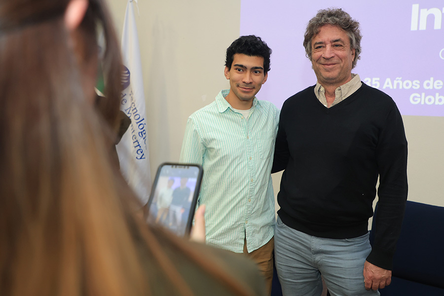 Tras su conferencia, Michael Hardt compartió un momento con estudiantes.
