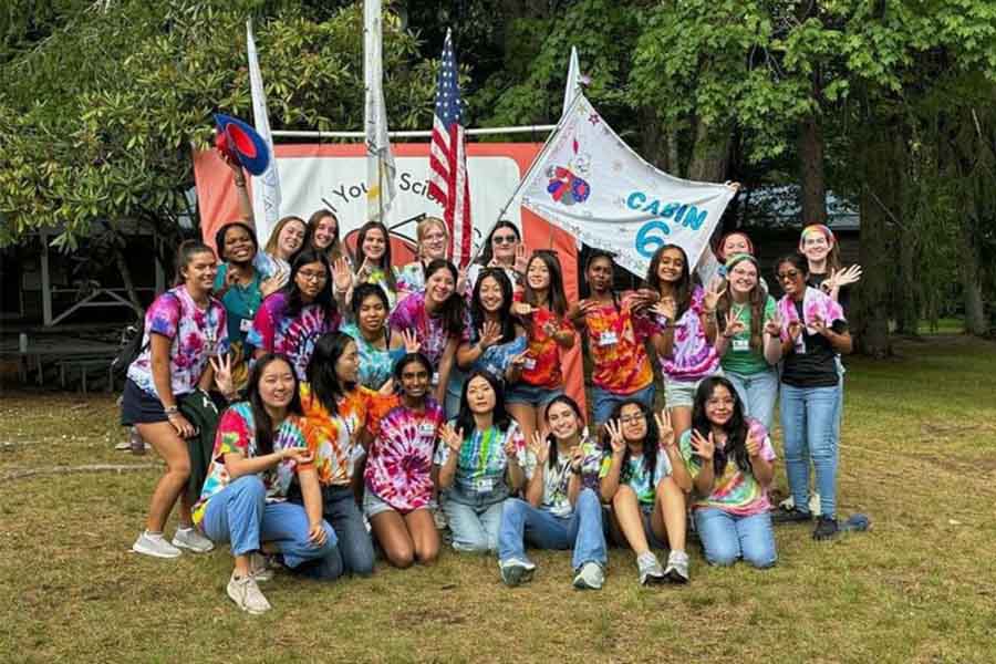 Michelle Bautista en campamento con jóvenes internacionales