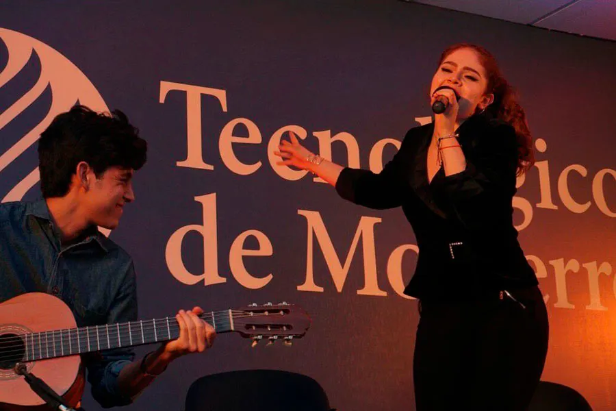 michelle-durante-una-presentacion-musical