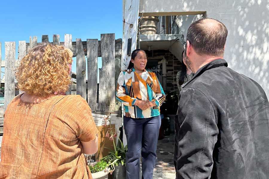 La señora Vicky habilitó en su vivienda un espacio educativo para ofrecer asesorías a niñas y niños; ahora, cuenta con una computadora con conexión a internet.