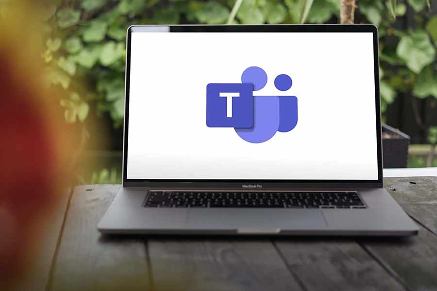 Laptop que muestra en pantalla el logotipo de Microsoft Teams