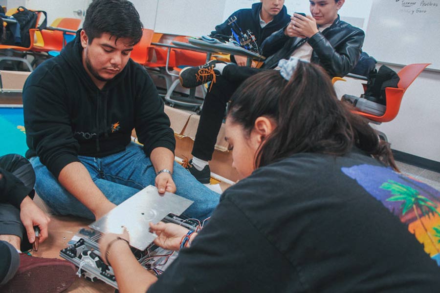 miembros del equipo lightning gears con su robot