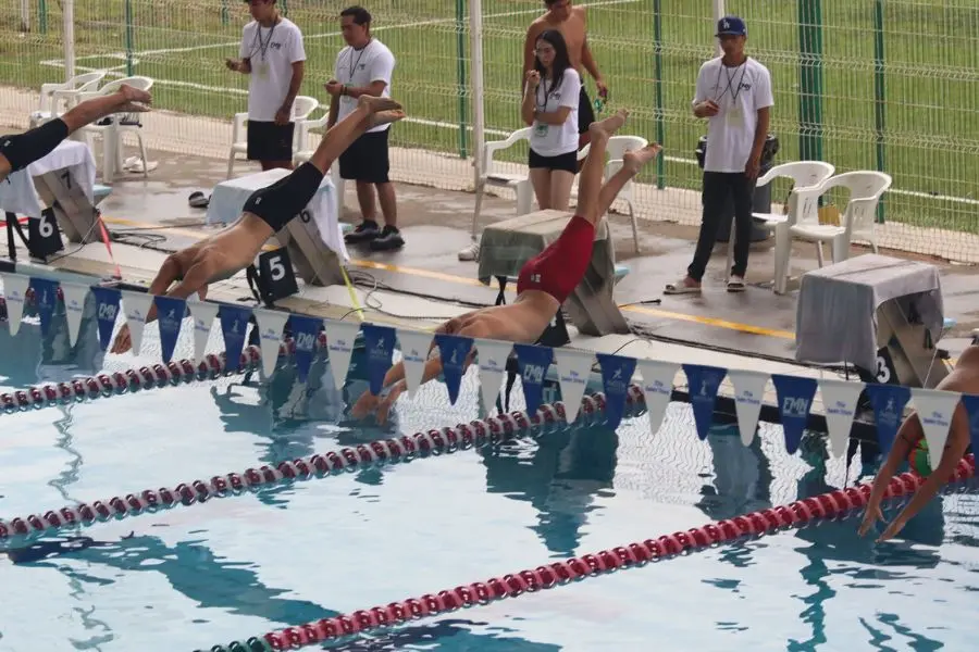Miguel Arellano compitiendo en alberca natación de dorso