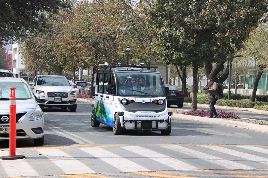 Minibus autonomo transita por las avenidas alrededor del campus Monterrey. 