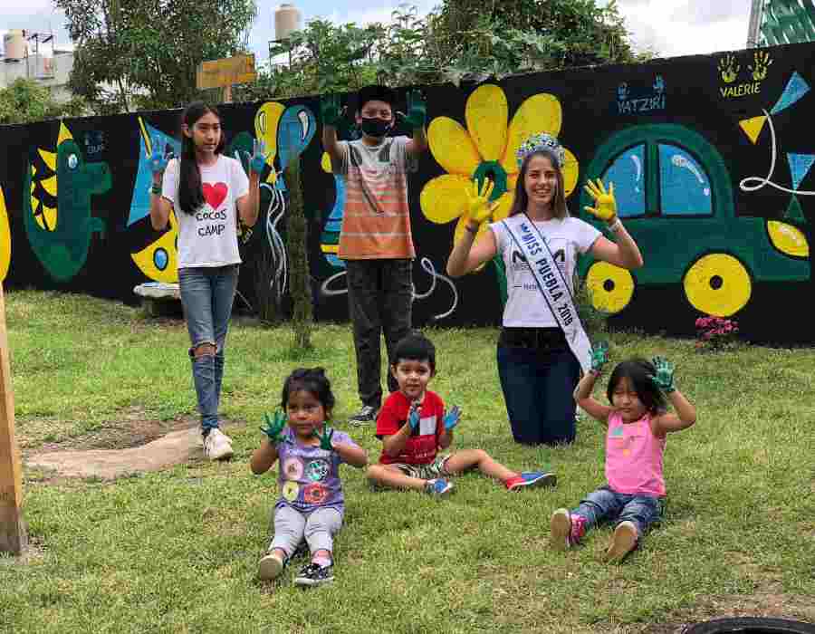 Con su equipo construyó un parque para niños