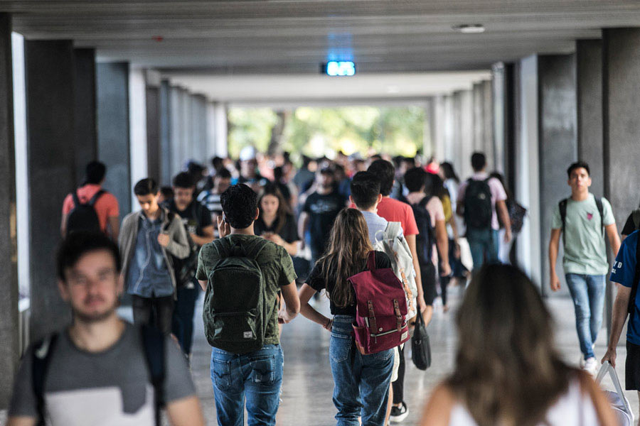 Los estudiantes salen de las aulas para resolver retos.