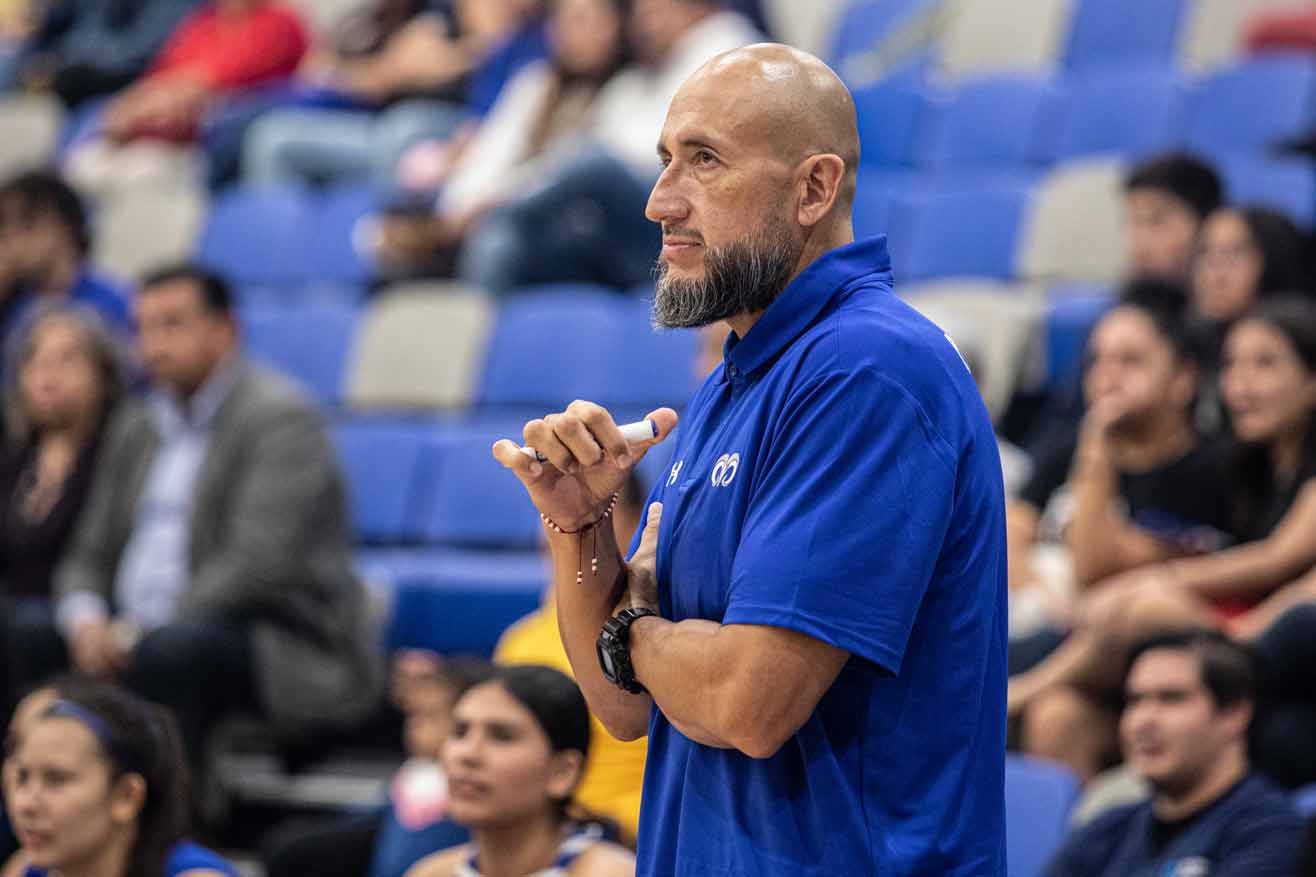 Mohamed Ramos, entrenador de campus Hidalgo, dirigiendo en un partido de la Liga ABE