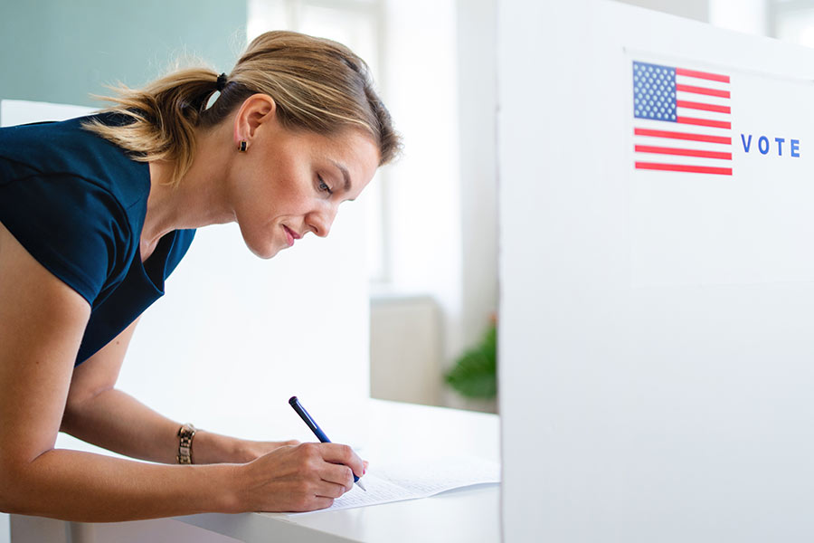 Mujer americana votando