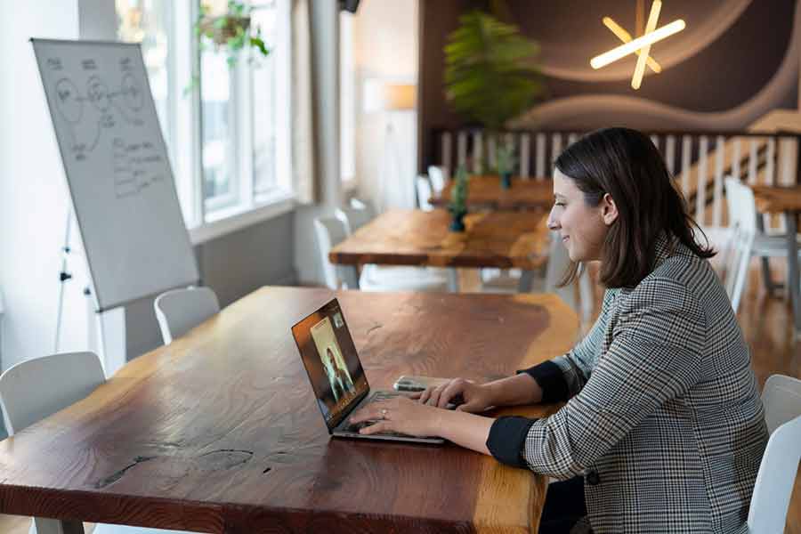 mujer buscando empleo