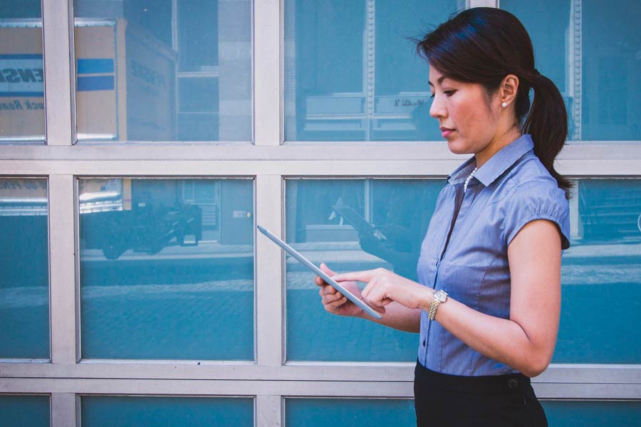 Mujer concentrada portando una tablet