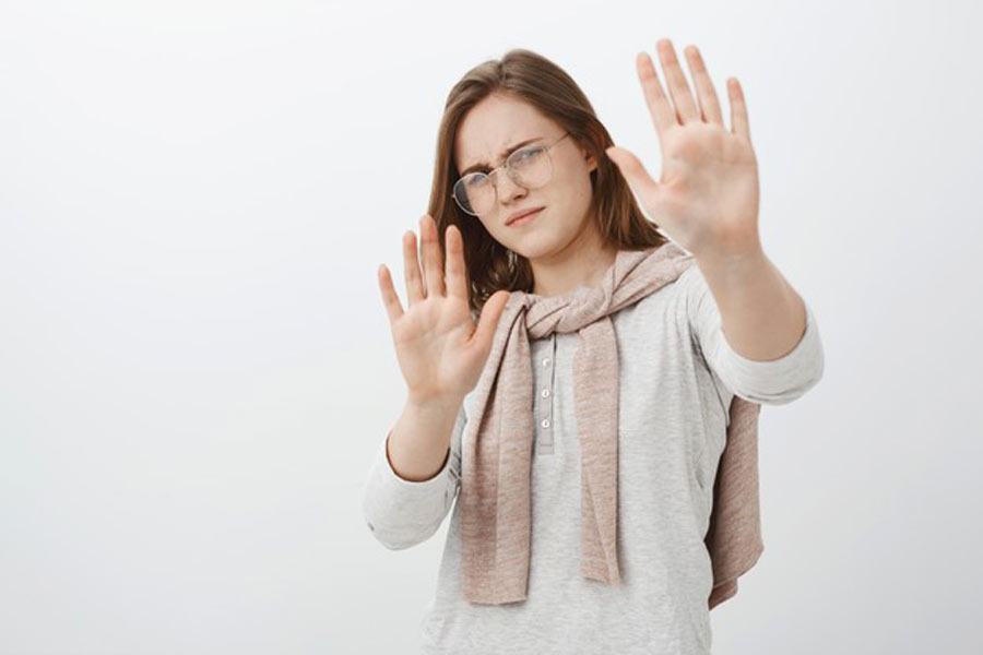 mujer disgustada haciendo señal de parar