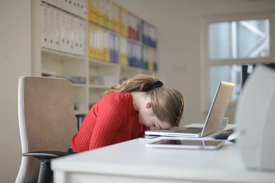 Mujer en computadora