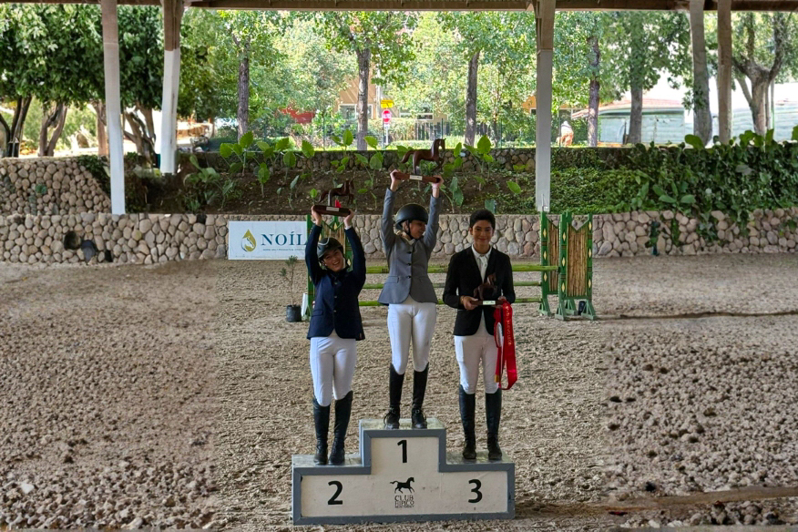 Participantes de la competencia en podio