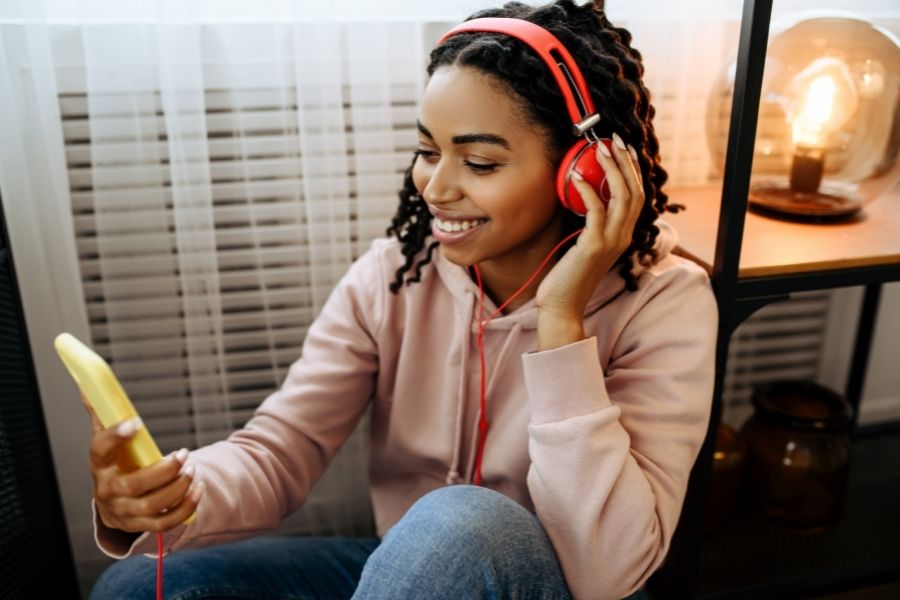 mujer-escuchando-musica-con-audifonos