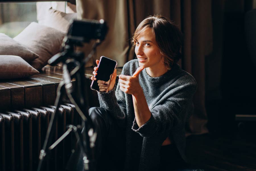 Mujer grabando con su celular