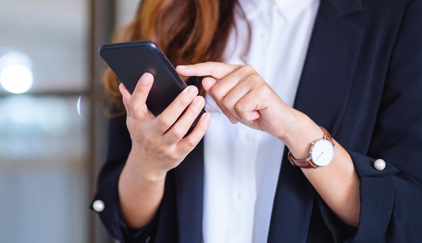 Mujer sosteniendo teléfono