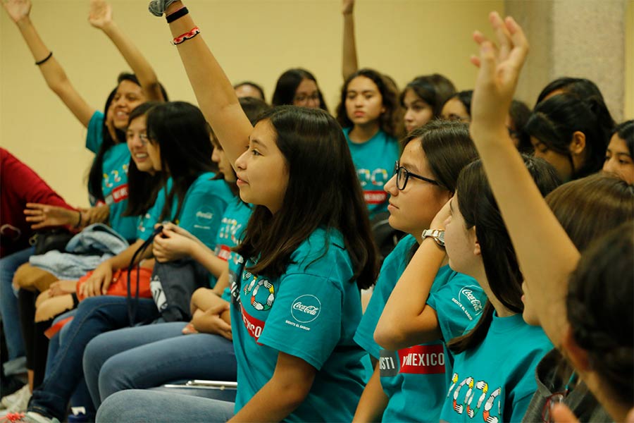 Mujeres de PrepaTec y del estado de San Luis Potosí, trabajando en el programa Patrones Hermosos.