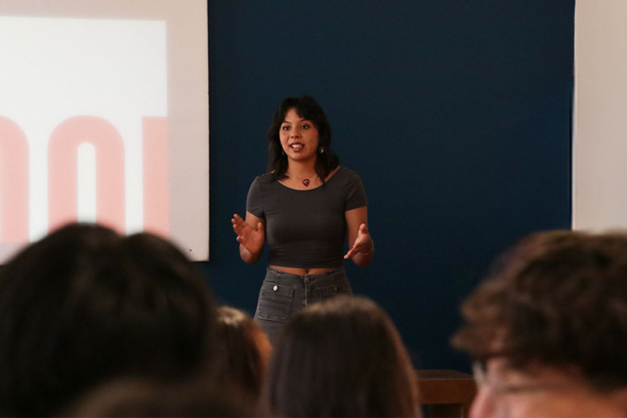 Estudiante presentando su gu&iacute;a tur&iacute;stica
