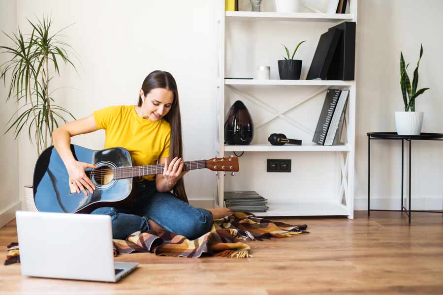 Hay cursos enfocados en la producción musical y en diseñar tu carrera e imagen como artista.