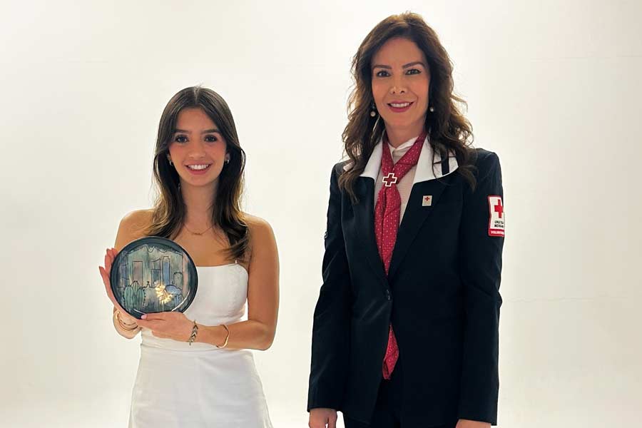 Natalia Garrido y Mónica Martínez con vajilla en beneficio a Cruz Roja.