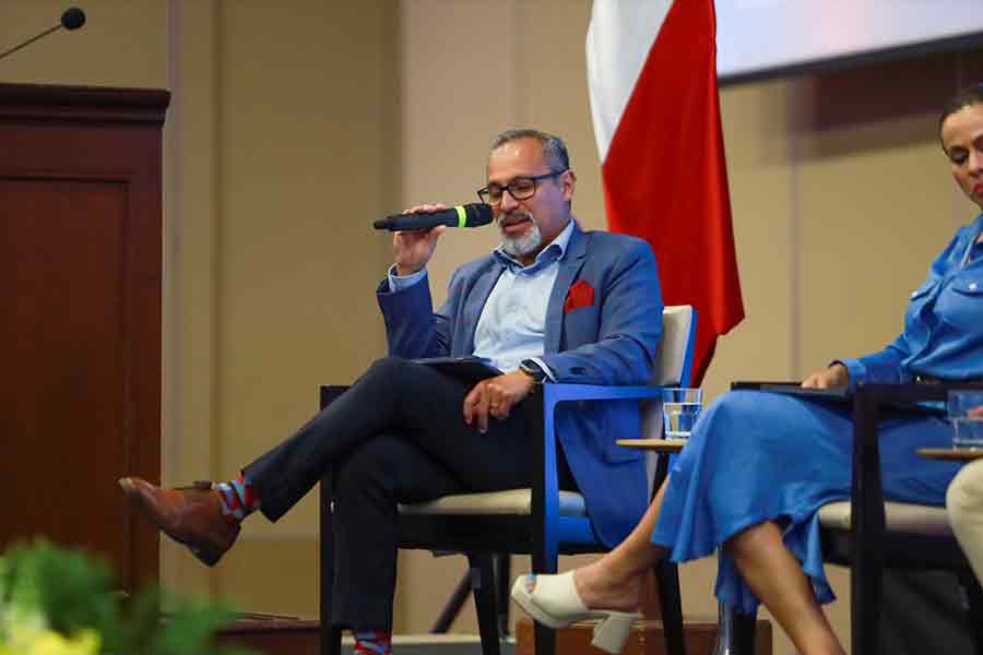 Nearshoring inteligente durante el Tec Bussiness Summit para influir en los negocios en México. 