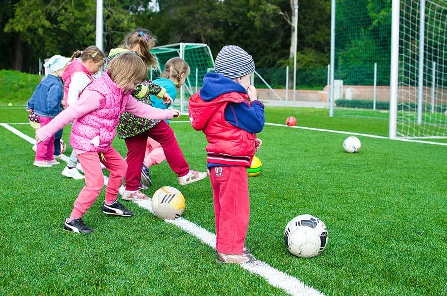 niña jugando futbol
