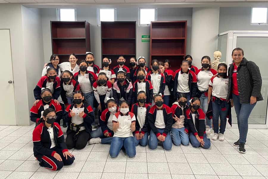 Niñas estudiantes de colegios en San Pedro después de una clase en ciencias.