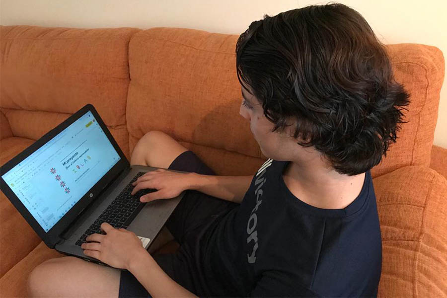 Noé trabajando en su proyecto de emprendimiento.