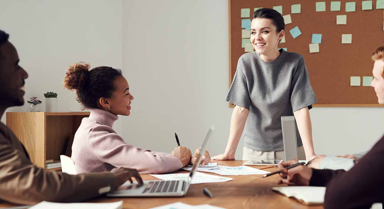 Mujer dirigiendo a un equipo