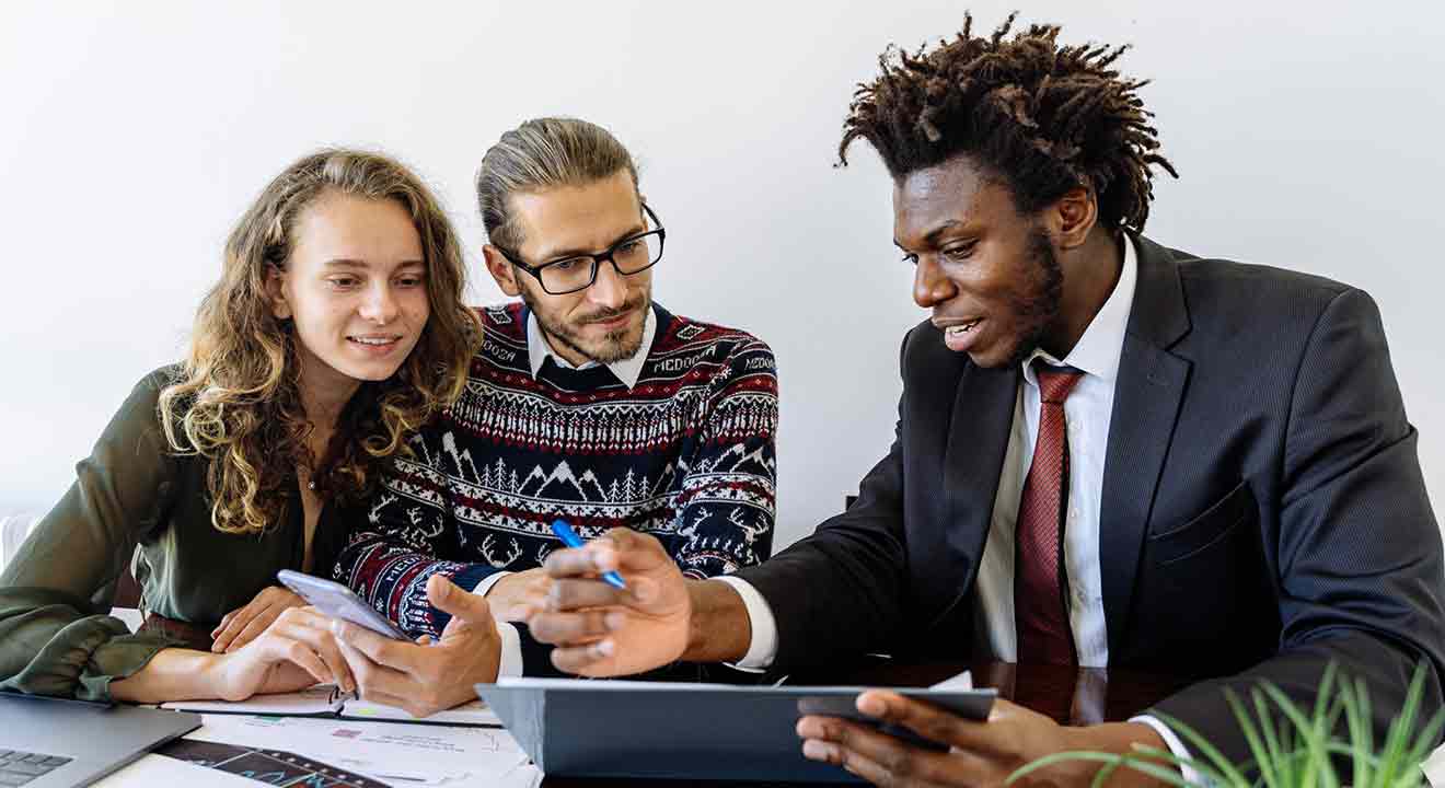 Grupo de personas realizando una entrevista.