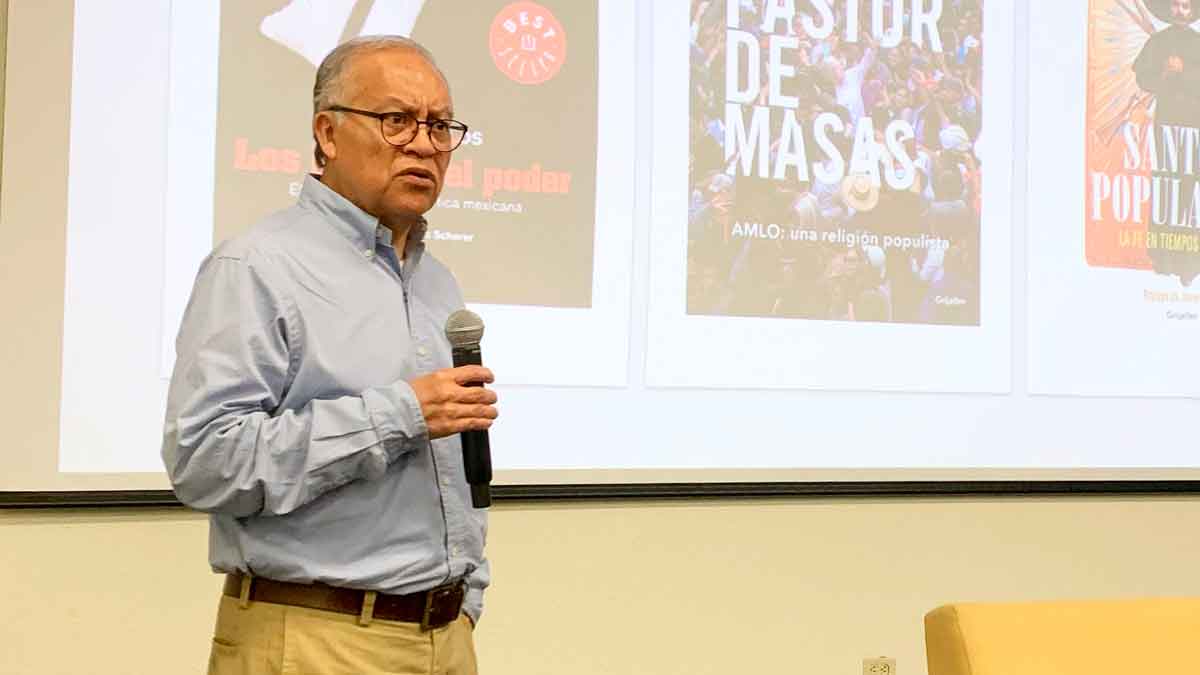 José Gil Olmos dando charla en campus Hidalgo