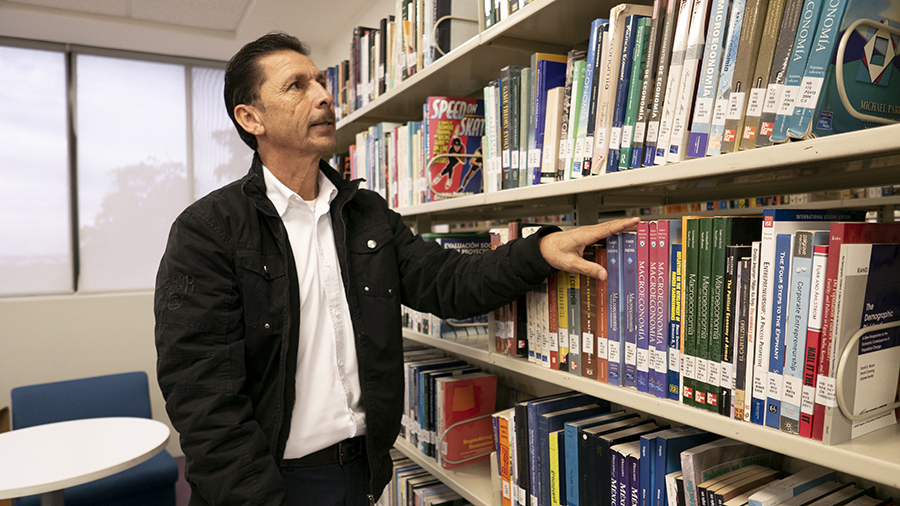 Pablo observando libros