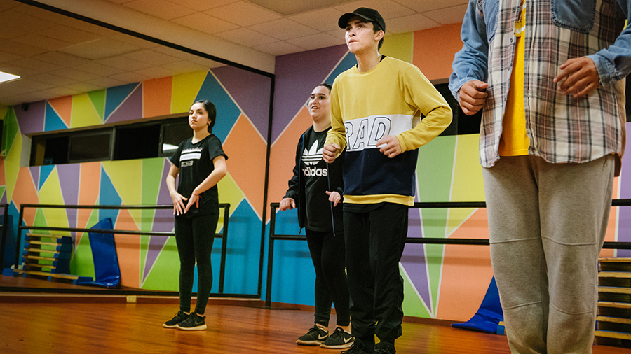 Paco preparándose para bailar