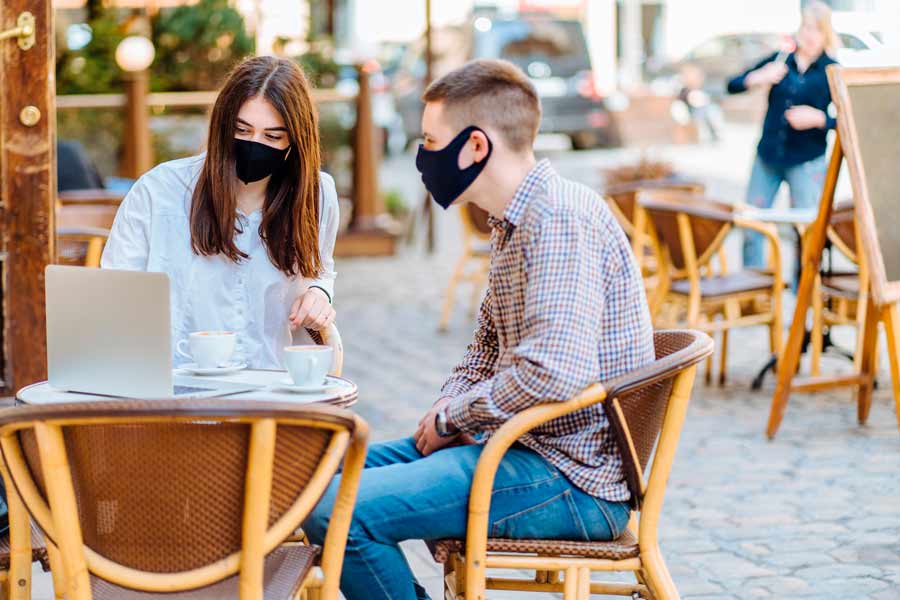 El Dr. Michel sugiere acudir a restaurantes al aire libre.