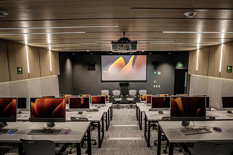 El nuevo laboratorio de postproducción del Tec campus Santa Fe cuenta con herramientas de edición como Adobe Premier y Davinci Resolve