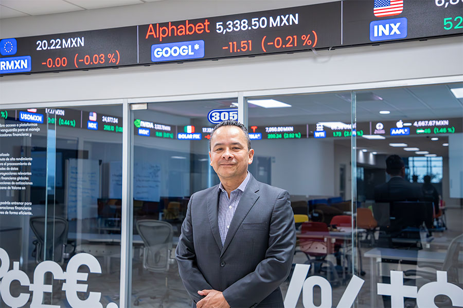 Profesor de la Escuela de Negocios posa para fotograf&iacute;a al exterior del Laboratorio de Finanzas del Tec de Monterrey campus Laguna