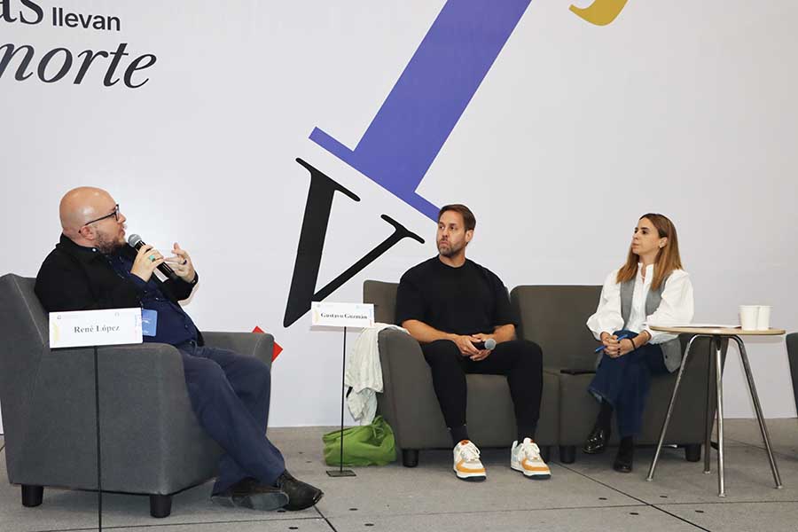 René Lopez, Gustavo Guzmán y Cordelia Portilla en el foro "Las mil formas del libro".