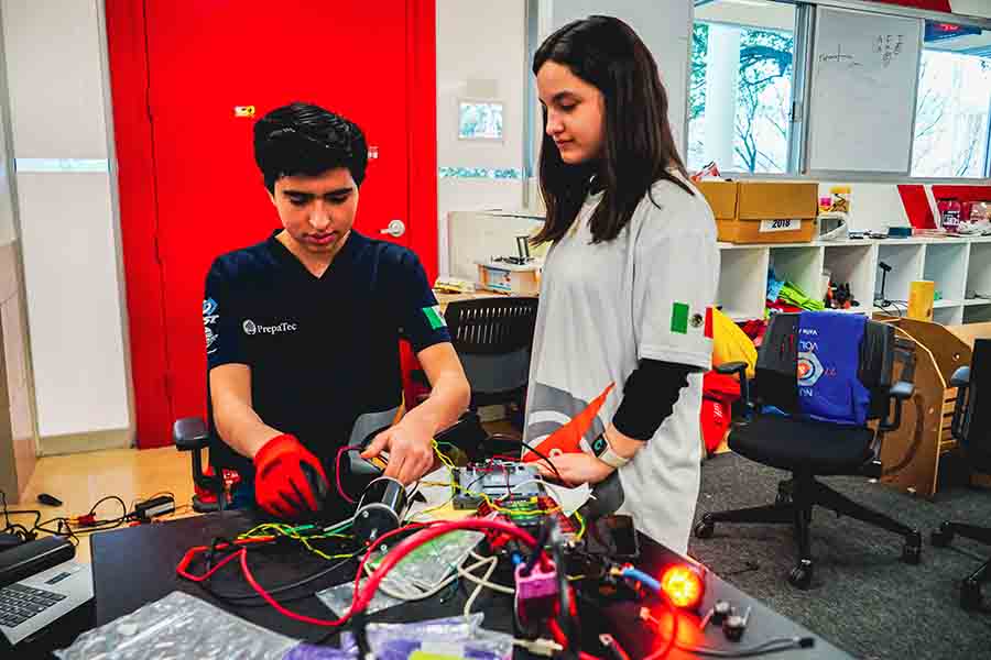 Estudiantes que son integrantes del equipo de Robótica Nuts & Volts de la PrepaTec Valle Alto.