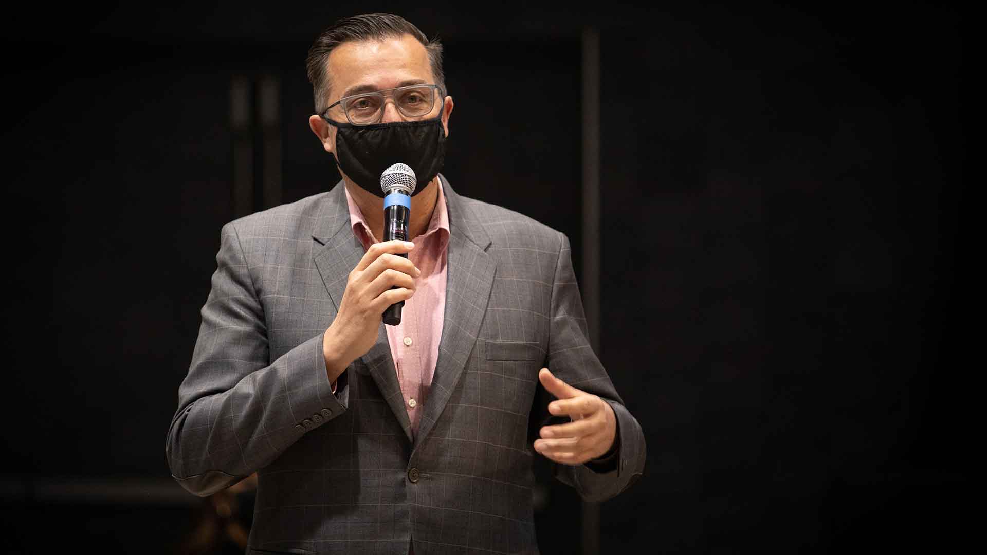 Octavio Díaz Barriga conversando con alumnos