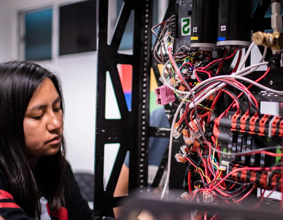 Trabajará con ingenieros de la NASA