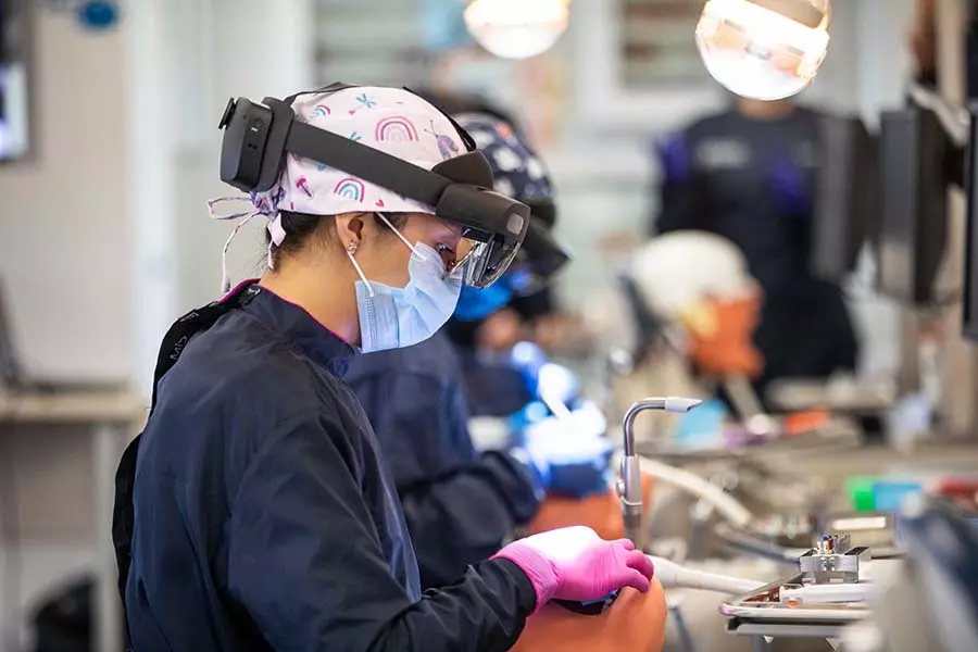 Estudiante de odontología utilizando la tecnología de realidad mixta