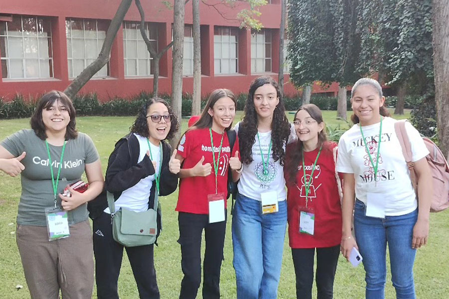 Mildred con sus compañeras de delegación