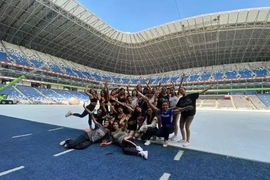 Orlando Ureña en el Estadio BBVA con las compañías de hip hop y jazz de campus Hidalgo en Festum.