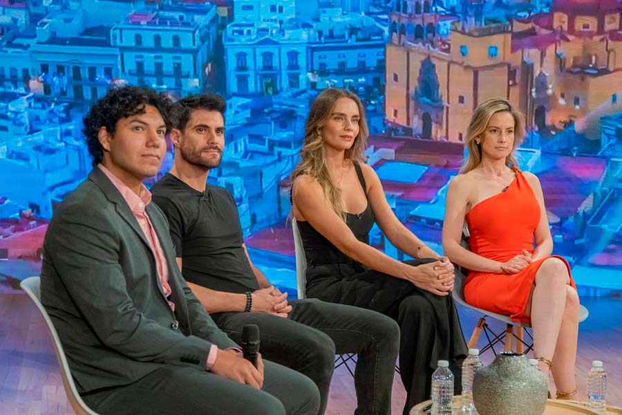 El EXATEC Osiris Gil con el elenco de la serie de televisión "Amor Sin Mentiras"